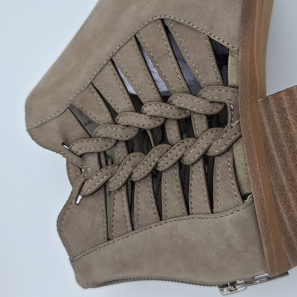 NIB VINCE CAMUTO Prestetta Bootie - Foxy True Suede, Taupe - Picture 13 of 16